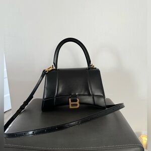 Authentic Balenciaga Hourglass (medium)

With the dust bag !